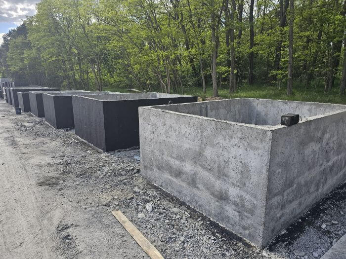 Plac produkcyjny z szambami betonowymi Częstochowa gotowymi do transportu