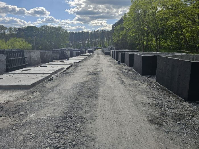 Plac z gotowymi szambami betonowymi Częstochowa w różnych rozmiarach